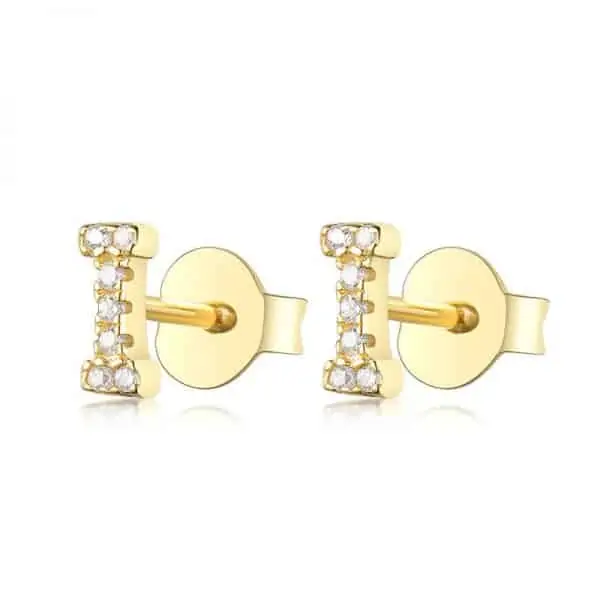 Vooraanzicht van onze nieuwe letter oorbellen goud I. Helemaal ingelegd met zirkonia. Deze gouden studs zijn een eyecatcher in je oor. Uiteraard gemaakt van 925 Sterling Zilver.