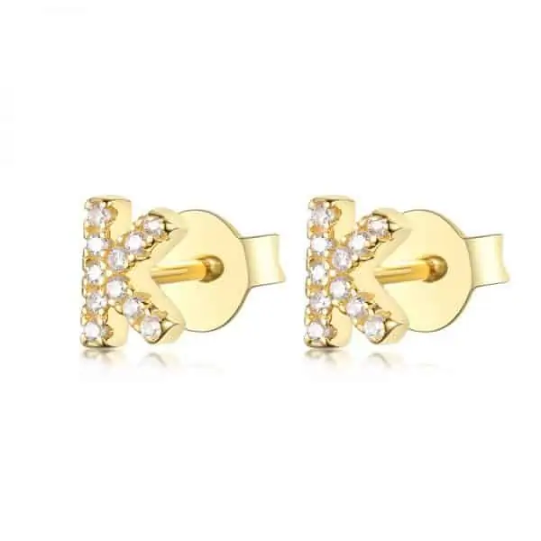 Vooraanzicht van onze nieuwe letter oorbellen goud K. Helemaal ingelegd met zirkonia. Deze gouden studs zijn een eyecatcher in je oor. Uiteraard gemaakt van 925 Sterling Zilver.