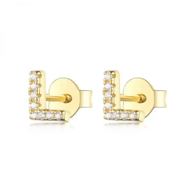 Vooraanzicht van onze nieuwe letter oorbellen goud L. Helemaal ingelegd met zirkonia. Deze gouden studs zijn een eyecatcher in je oor. Uiteraard gemaakt van 925 Sterling Zilver.