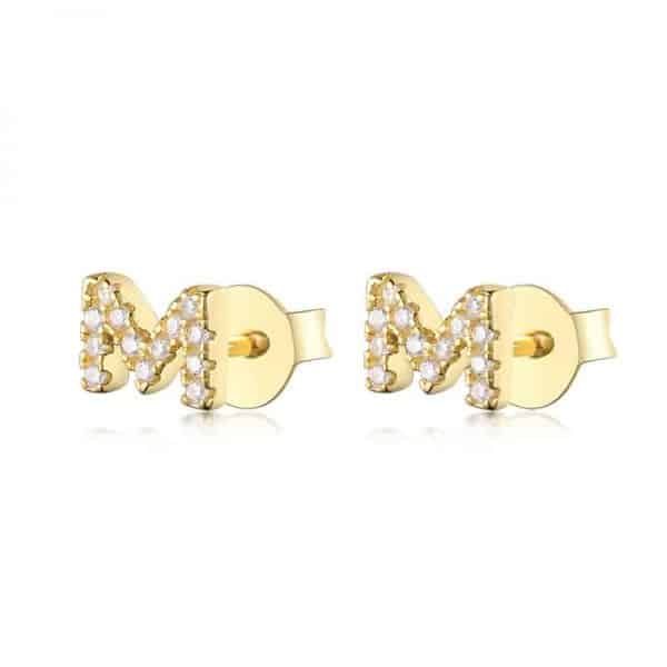 Vooraanzicht van onze nieuwe letter oorbellen goud M. Helemaal ingelegd met zirkonia. Deze gouden studs zijn een eyecatcher in je oor. Uiteraard gemaakt van 925 Sterling Zilver.