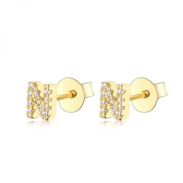 Vooraanzicht van onze nieuwe letter oorbellen goud N. Helemaal ingelegd met zirkonia. Deze gouden studs zijn een eyecatcher in je oor. Uiteraard gemaakt van 925 Sterling Zilver.