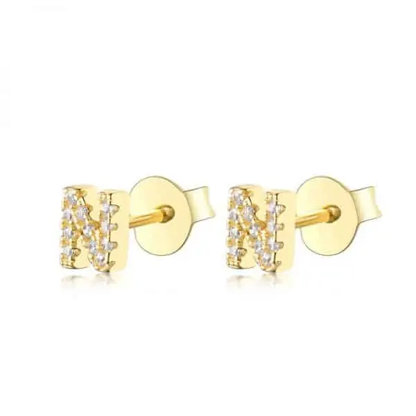 Vooraanzicht van onze nieuwe letter oorbellen goud N. Helemaal ingelegd met zirkonia. Deze gouden studs zijn een eyecatcher in je oor. Uiteraard gemaakt van 925 Sterling Zilver.