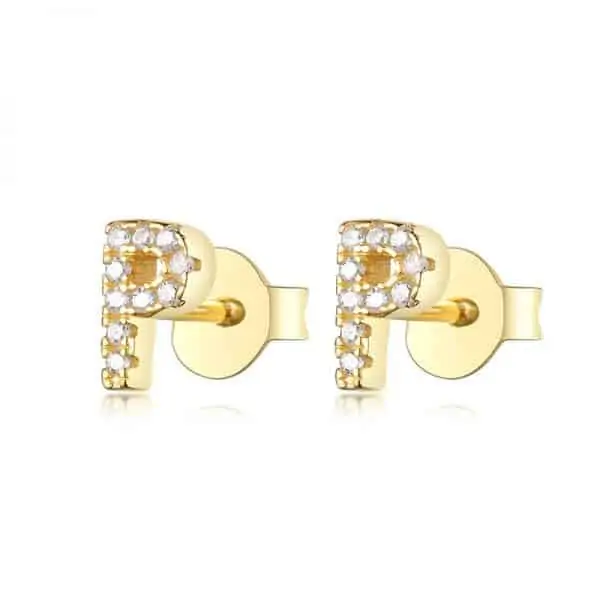 Vooraanzicht van onze nieuwe letter oorbellen goud P. Helemaal ingelegd met zirkonia. Deze gouden studs zijn een eyecatcher in je oor. Uiteraard gemaakt van 925 Sterling Zilver.