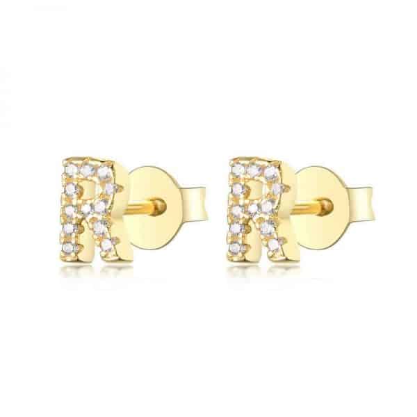 Vooraanzicht van onze nieuwe letter oorbellen goud R. Helemaal ingelegd met zirkonia. Deze gouden studs zijn een eyecatcher in je oor. Uiteraard gemaakt van 925 Sterling Zilver.