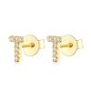 Vooraanzicht van onze nieuwe letter oorbellen goud T. Helemaal ingelegd met zirkonia. Deze gouden studs zijn een eyecatcher in je oor. Uiteraard gemaakt van 925 Sterling Zilver.