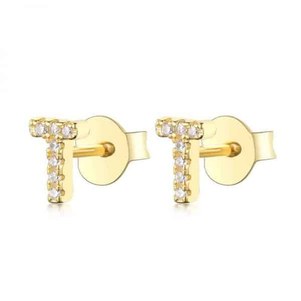 Vooraanzicht van onze nieuwe letter oorbellen goud T. Helemaal ingelegd met zirkonia. Deze gouden studs zijn een eyecatcher in je oor. Uiteraard gemaakt van 925 Sterling Zilver.