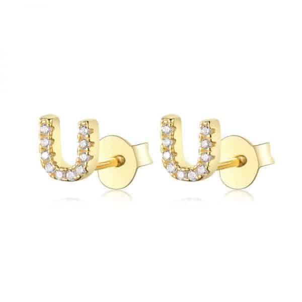 Vooraanzicht van onze nieuwe letter oorbellen goud U. Helemaal ingelegd met zirkonia. Deze gouden studs zijn een eyecatcher in je oor. Uiteraard gemaakt van 925 Sterling Zilver.