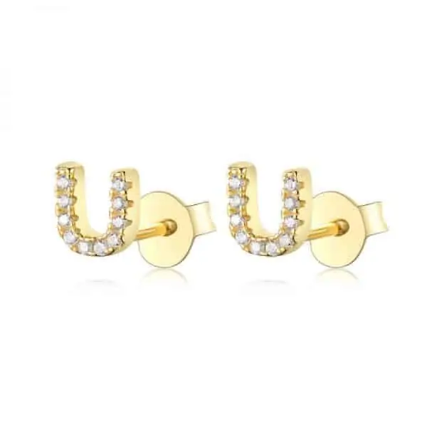 Vooraanzicht van onze nieuwe letter oorbellen goud U. Helemaal ingelegd met zirkonia. Deze gouden studs zijn een eyecatcher in je oor. Uiteraard gemaakt van 925 Sterling Zilver.