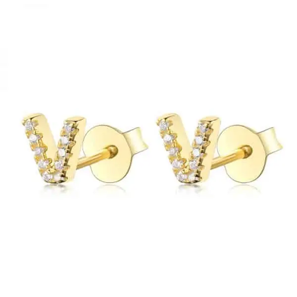 Vooraanzicht van onze nieuwe letter oorbellen goud V. Helemaal ingelegd met zirkonia. Deze gouden studs zijn een eyecatcher in je oor. Uiteraard gemaakt van 925 Sterling Zilver.