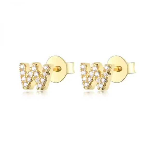 Vooraanzicht van onze nieuwe letter oorbellen goud W. Helemaal ingelegd met zirkonia. Deze gouden studs zijn een eyecatcher in je oor. Uiteraard gemaakt van 925 Sterling Zilver.