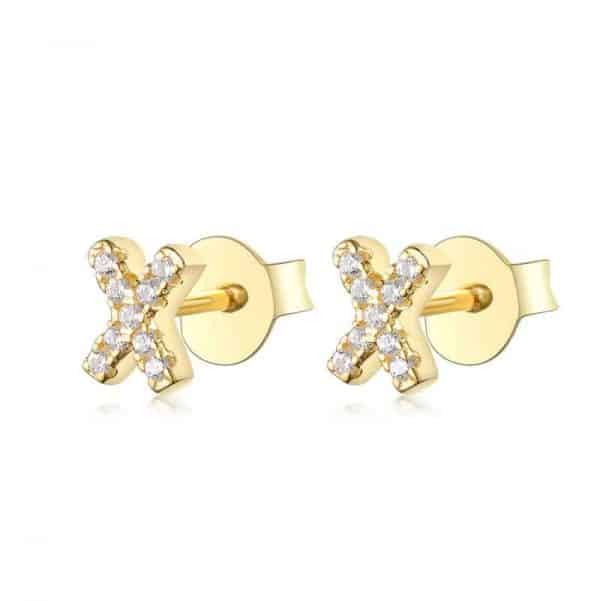 Vooraanzicht van onze nieuwe letter oorbellen goud X. Helemaal ingelegd met zirkonia. Deze gouden studs zijn een eyecatcher in je oor. Uiteraard gemaakt van 925 Sterling Zilver.