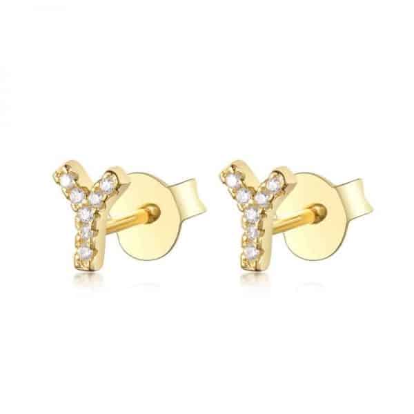 Vooraanzicht van onze nieuwe letter oorbellen goud Y. Helemaal ingelegd met zirkonia. Deze gouden studs zijn een eyecatcher in je oor. Uiteraard gemaakt van 925 Sterling Zilver.