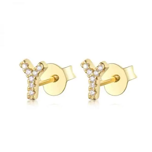 Vooraanzicht van onze nieuwe letter oorbellen goud Y. Helemaal ingelegd met zirkonia. Deze gouden studs zijn een eyecatcher in je oor. Uiteraard gemaakt van 925 Sterling Zilver.