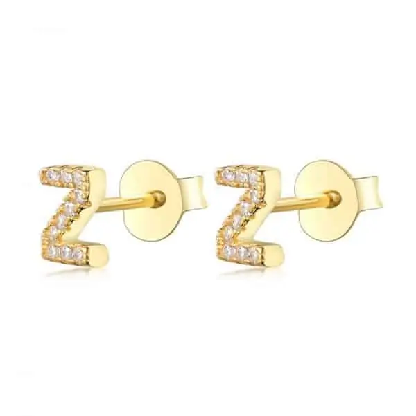Vooraanzicht van onze nieuwe letter oorbellen goud Z. Helemaal ingelegd met zirkonia. Deze gouden studs zijn een eyecatcher in je oor. Uiteraard gemaakt van 925 Sterling Zilver.