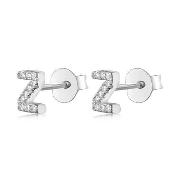 Vooraanzicht van onze nieuwe letter oorbellen. Prachitige oorstekers van de letter Z ingelegd met fonkelende zirkonia's. De letter Z zilver is gemaakt van 925 sterling zilver.