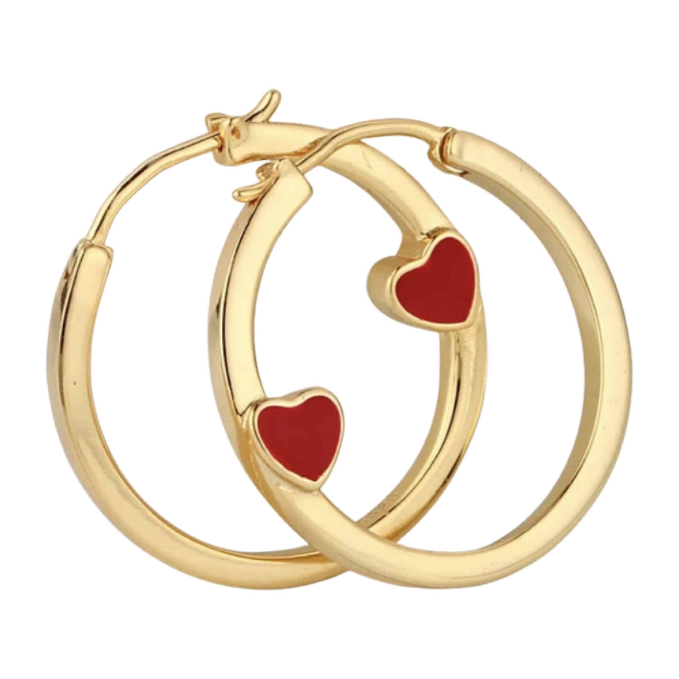 Product Afbeelding Vooraanzicht van onze nieuwe gouden oorringen. Deze oorbellen zijn gemaakt van 925 sterling zilver met een laagje goud. Het hartje is gemaakt van rode emaille. Prachtige oorringen goud met rood hartje.