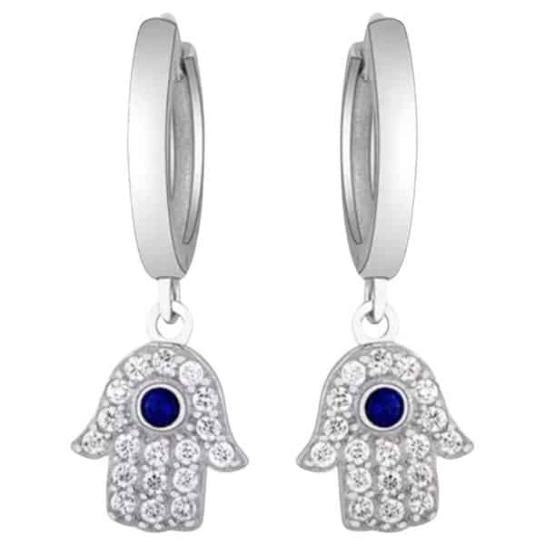 Product Afbeelding Vooraanzicht van onze prachtige hamsa oorbellen. Deze oorringen van de hand van fatima zijn gemaakt van 925 sterling zilver en totaal ingelegd met zirkonia stenen. In het midden van de hamsa hand zit een blauwe zirkonia steen.