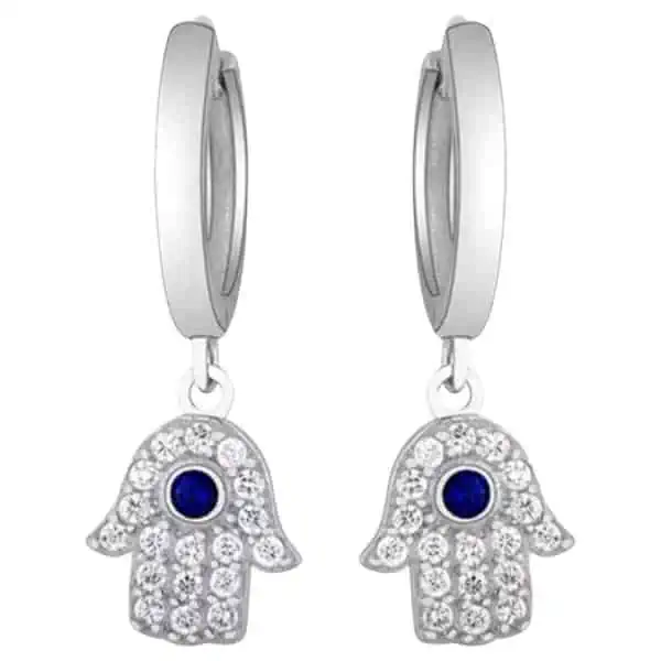 Product Afbeelding Vooraanzicht van onze prachtige hamsa oorbellen. Deze oorringen van de hand van fatima zijn gemaakt van 925 sterling zilver en totaal ingelegd met zirkonia stenen. In het midden van de hamsa hand zit een blauwe zirkonia steen.