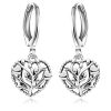 Product Afbeelding Vooraanzicht van onze nieuwe oorringen. Deze mooie en simpele oorringetjes hangen hele mooie grote levensboom harten aan. Deze harte zijn helemaal opgengewerkt en zijn gemaakt van 925 Sterling Zilver.