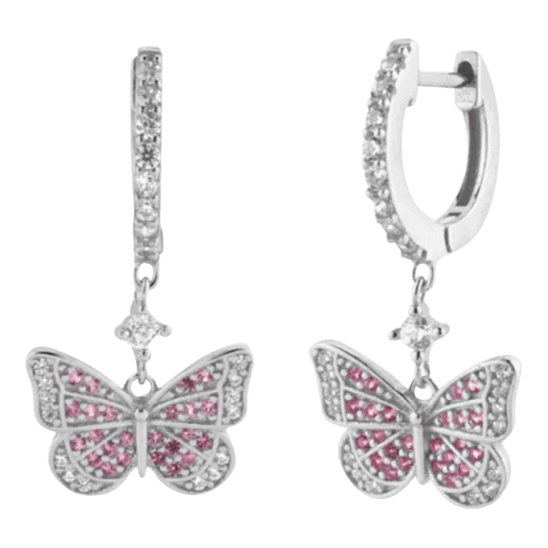 Vooraanzicht van onze nieuwe collectie. Deze prachtige vlinder oorringen in zilver zijn helemaal bezet met transparante en roze zirkonia. Ook de ringen van deze prachtige vlindertjes zijn ook ingelegd met zirkonia. Let them fly!