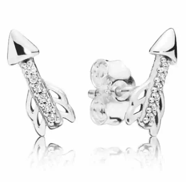 Product Afbeelding Vooraanzicht van onze geweldige cupido oorstekers. Deze oorbellen zijn in de vorm van een pijl ingezet met allemaal zirkonia en gemaakt van 925 sterling zilver.