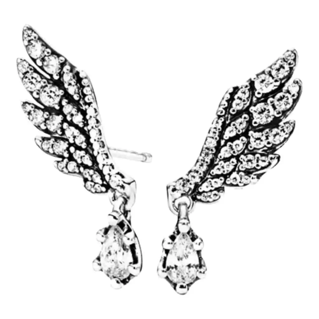 Product Afbeelding Vooraanzicht van onze prachtige engel oorbellen. Deze engel vleugels zijn totaal bezet met zirkonia steentjes met een grote zirkonia steen hangend aan de onderkant. Oorstekers zijn gemaakt van 925 sterling zilver.