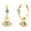 Vooraanzicht van onze prachtige gouden oorbellen met beschermend oog. Blauwe zirkonia's ingelegd in de oorringen en in het hangende oog. In 925 Sterling Zilver met 18 karaats gouden laag