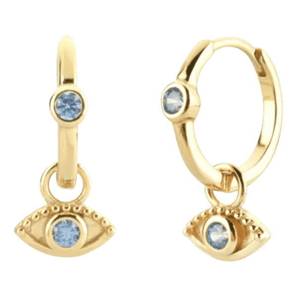 Vooraanzicht van onze prachtige gouden oorbellen met beschermend oog. Blauwe zirkonia's ingelegd in de oorringen en in het hangende oog. In 925 Sterling Zilver met 18 karaats gouden laag