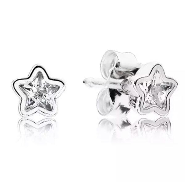 Product Afbeelding Vooraanzicht van onze prachtige ster oorbellen met grote zirkonia steen. Deze lieve oorstekers zijn gemaakt van 925 sterling zilver met keurmerk stempel.