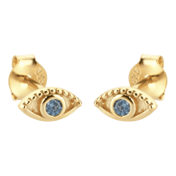 Product afbeelding vooraanzicht van onze prachtige stud boze oog oorstekers in goud kleur.. Deze oorstekers zijn gemaakt van 925 sterling zilver met een grote blauwe zirkonia. Inclusief een laagje 14 karaat goud. Het boze oog oorsteker is perfect voor je 2e gaatje maar kan ook heel klassiek als normale oorbel gebruikt worden. En bescherming en een mooie oorbel in 1.
