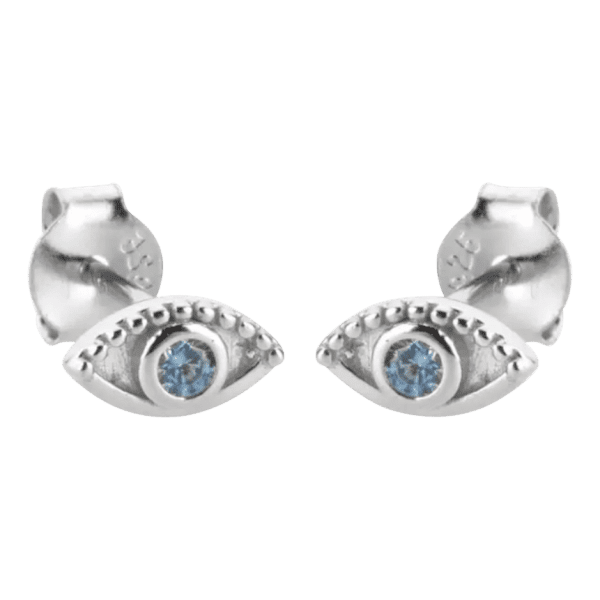 Product afbeelding vooraanzicht van onze prachtige stud boze oog oorstekers. Deze oorstekers zijn gemaakt van 925 sterling zilver met een grote blauwe zirkonia. Het boze oog oorsteker is perfect voor je 2e gaatje maar kan ook heel klassiek als normale oorbel gebruikt worden. En bescherming en een mooie oorbel in 1.