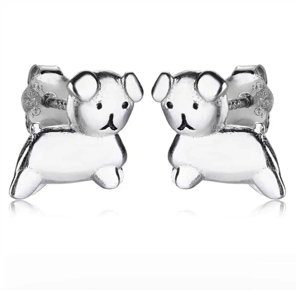 Product Afbeelding Vooraanzicht van onze lieve snuffie oorbellen uit de nijntje collectie. De oorstuds zijn gemaakt van 925 sterling zilver. De oorbelletjes zijn afgemaakt met zwarte emaille voor het oog en mond. Nijntje zijn lievelings hond, snuffie.