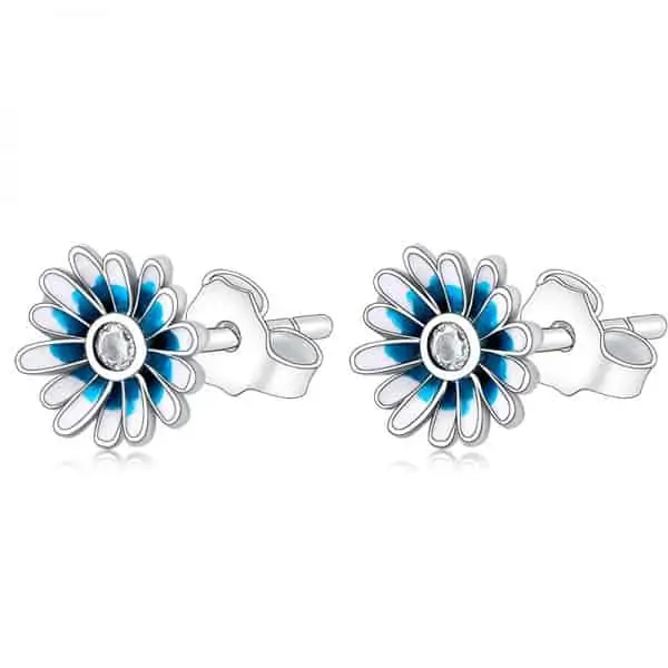 Zijaanzicht van onze mooie oorbellen vergeet me niet. Deze mooie bloem oorstekers zijn klein en gedetailleerd. Gemaakt van 925 sterling zilver en blauwe emaille. In de binnenkant hebben deze schattige vergeet me niet oorstekers heeft een zirkonia in het midden van de oorbel.