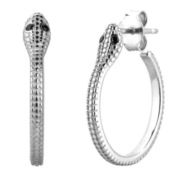 Product Afbeelding Vooraanzicht van onze nieuwe prachtige slang oorbellen in 925 sterling zilver. Met 2 zwarte zirkonia ogen. Mooie slangen print. Te sluiten met schuifknopje. De snake oorbel is niet zwaar en dus lekker licht draagbaar.
