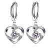 Product Afbeelding Vooraanzicht van onze nieuwe orringen. Deze geweldige oorbellen zijn gemaakt van 925 sterling zilver met een grote zirkonia steen in het midden. Het infinity teken loopt door in het hart.
