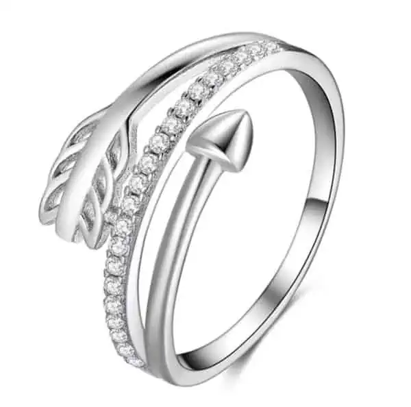 Product Afbeelding Vooraanzicht van onze prachtige cupido ring. Deze ring is gemaakt van 925 sterling zilver en de pijl gaat helemaal rondom. In de pijl zitten kleine zirkonia steentjes en de ring is verkrijgbaar in verschillende maten.