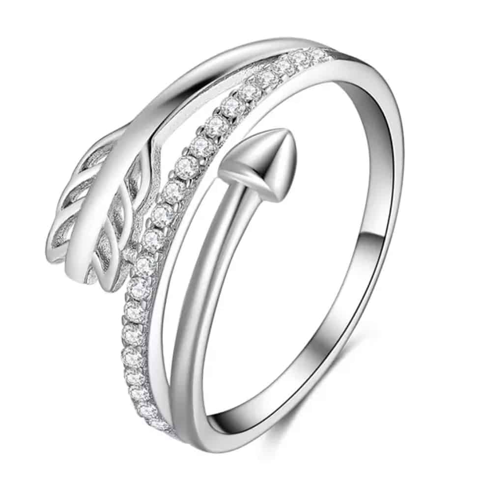 Product Afbeelding Vooraanzicht van onze prachtige cupido ring. Deze ring is gemaakt van 925 sterling zilver en de pijl gaat helemaal rondom. In de pijl zitten kleine zirkonia steentjes en de ring is verkrijgbaar in verschillende maten.