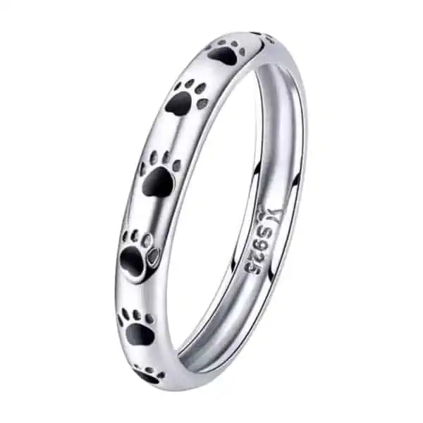 Product Afbeelding Vooraanzicht van onze nieuwe dierenvoetjes ring. Deze prachtige ring in verschillende maten is gemaakt van 925 sterling zilver en afgewerkt met zwarte gegraveerde dierenpoten.