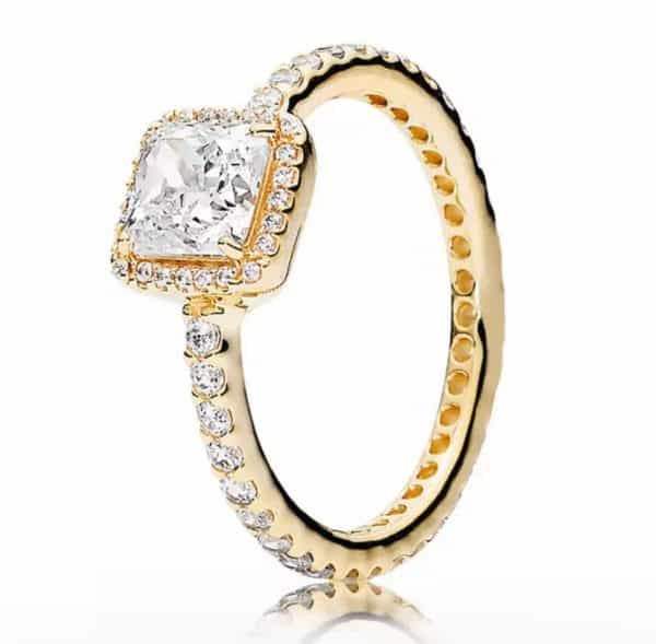 Product Afbeelding Vooraanzicht van onze prachtige nieuwe ring. Deze gouden ring met vierkante zirkonia steen XL is gemaakt van 925 sterling zilver met een laagje 14 karaat goud. Rondom is de ring bezet met kleine zirkonia steentjes. Een echte eyecatcher aan je vinger.