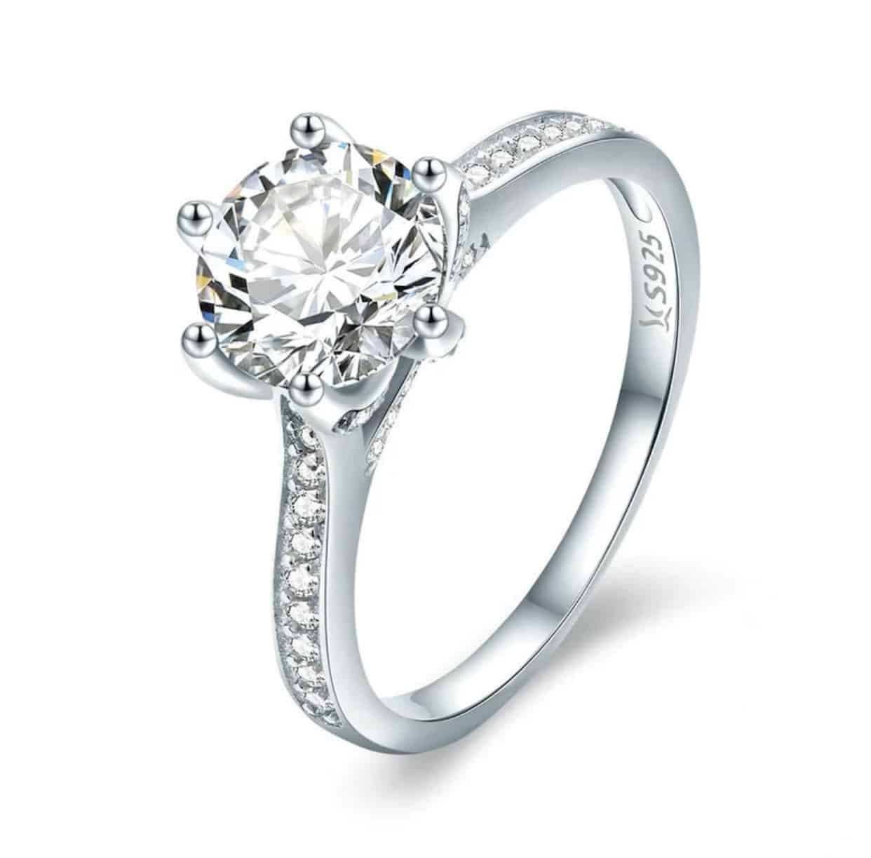 Product Vooraanzicht van onze prachtige mooie ring uit de collectie ringen. Deze ring met grote zirkonia steen en kleine steentjes is gemaakt van 925 sterling zilver. Een echt pronkstuk.