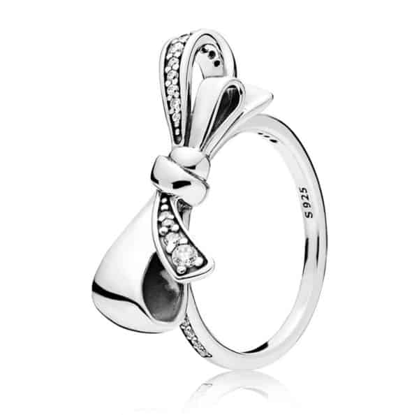 Product Afbeelding Vooraanzicht van deze geweldige statement ring uit de ringen collectie. Deze ring heeft een grote strik waarvan een lus is ingelegd met zirkonia. De ring is gemaakt van 925 sterling zilver en verkrijgbaar in verschillende maten.