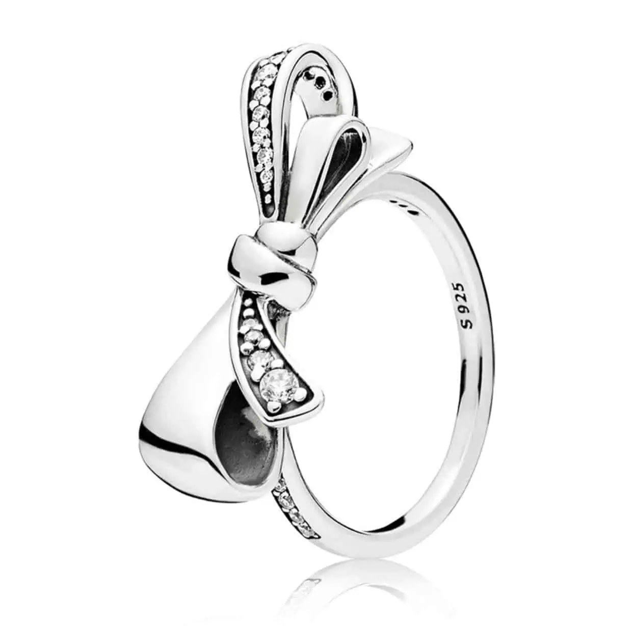 Product Afbeelding Vooraanzicht van deze geweldige statement ring uit de ringen collectie. Deze ring heeft een grote strik waarvan een lus is ingelegd met zirkonia. De ring is gemaakt van 925 sterling zilver en verkrijgbaar in verschillende maten.