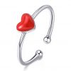 Vooraanzicht van onze valentijn ring. Deze ring met klein rood hartje is verstelbaar en erg simpel maar o zo mooi. Het rode hartje is gemaakt van hoogwaardig emaille. De ring hart rood klein is gemaakt van 925 sterling zilver.