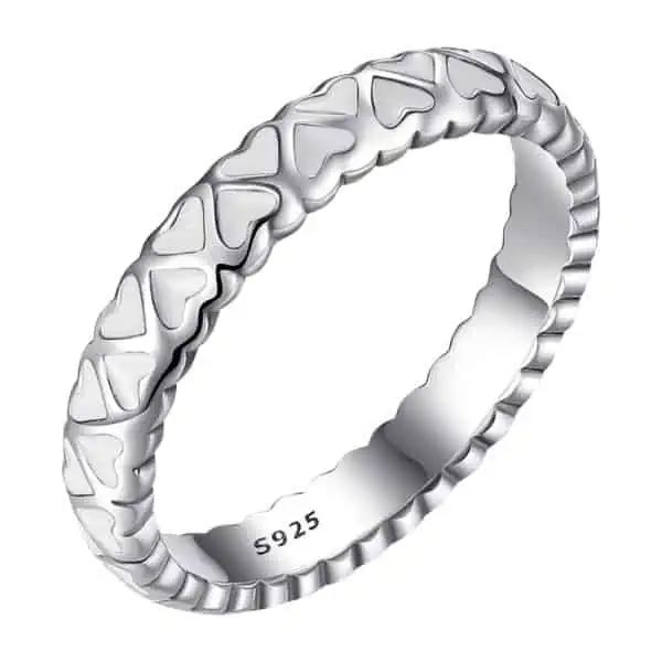 Product Afbeelding Vooraanzicht van onze prachtige witte hartjes ring uit de collectie ringen. Deze ring is gemaakt van 925 sterling zilver en de harten zijn gemaakt van wit emaille.