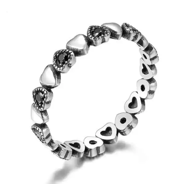 Product Afbeelding Vooraanzicht van onze prachtige ring hartjes uit de ringen collectie. Deze hartjes hebben om en om een hart met zwarte zirkonia en hartjes van 925 sterling zilver. Een echte liefdes ring voor je valentijn.