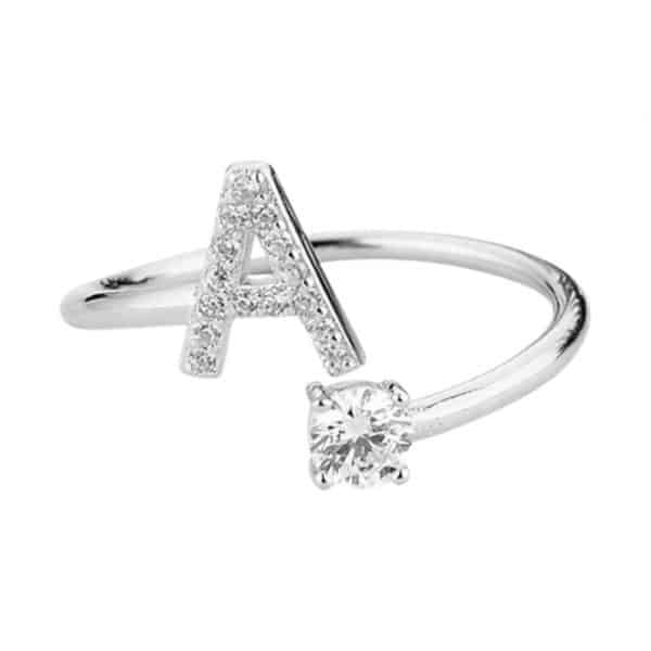 Product Afbeelding Vooraanzicht van onze letter collectie. Deze prachtige ring met de letter A. De A is helemaal ingelegd met zirkonia's. De ring A is verstelbaar en zo kan iedereen hem dragen. Aan het uiteinde zit een grote zirkonia. Een echt eyecatcher aan je vinger. Of je nou van iemand houd met een A of dat je een A bent. Gemaakt van 925 sterling zilver. Ook zo trots op je intialen.