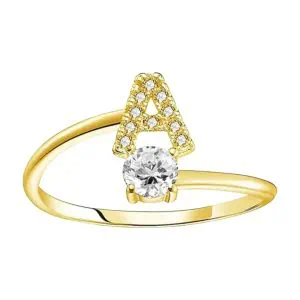 Product Afbeelding Vooraanzicht van onze super mooie letter ring. Deze initaal ring is gemaakt van 925 sterling zilver met een laagje 14 karaat goud. De letter A is ingelegd met zirkonia en uiteinde van de verstelbare ring heeft 1 grote zirkonia steen boven de a.