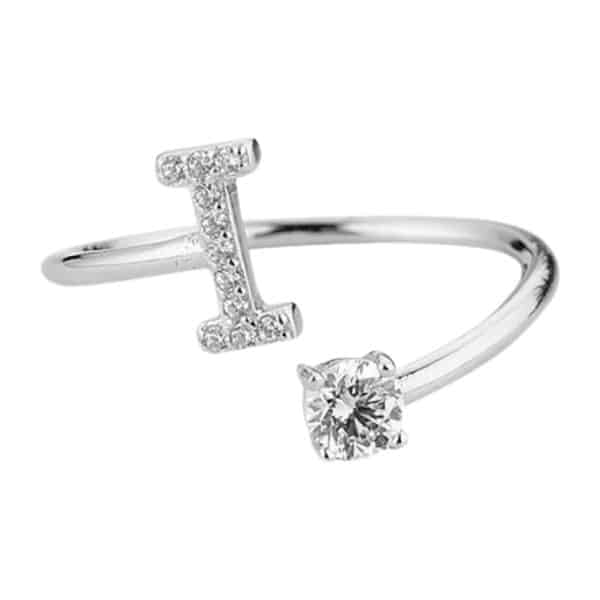 Product Afbeelding Vooraanzicht van onze letter ringen. Deze prachtige ring met de letter I is gemaakt van 925 sterling zilver en is verstelbaar. De letter I is ingelegd met zirkonia. Aan het uiteinde van de ring zit een grote zirkonia steen.