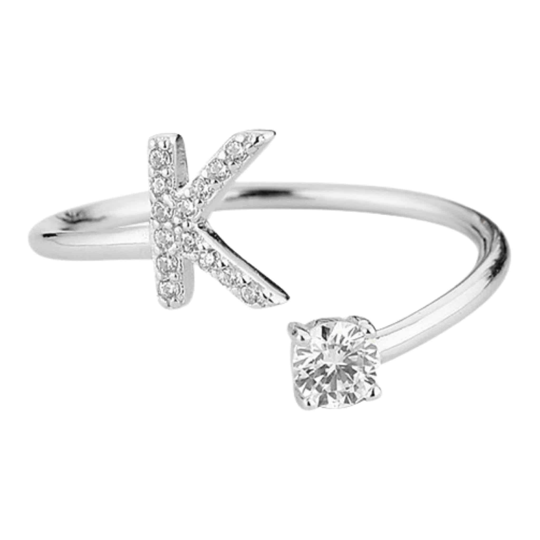 Product Afbeelding Vooraanzicht van onze letter ringen K. Deze prachtige ring met de letter K is gemaakt van 925 sterling zilver en is verstelbaar. De letter K is ingelegd met zirkonia. Aan het uiteinde van de ring zit een grote zirkonia steen.