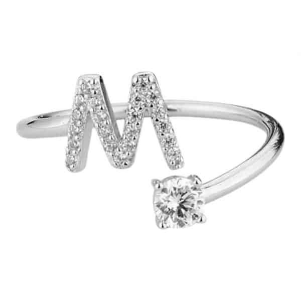 Product Afbeelding Vooraanzicht van onze letter collectie. Deze prachtige ring met de letter M. De M is helemaal ingelegd met zirkonia's. De ring is verstelbaar en zo kan iedereen hem dragen. Aan het uiteinde zit een grote zirkonia. Een echt eyecatcher aan je vinger. Of je nou van iemand houd met een M of dat je een M bent. Gemaakt van 925 sterling zilver. Ook zo trots op je intialen. Koop dan deze ring letter M.